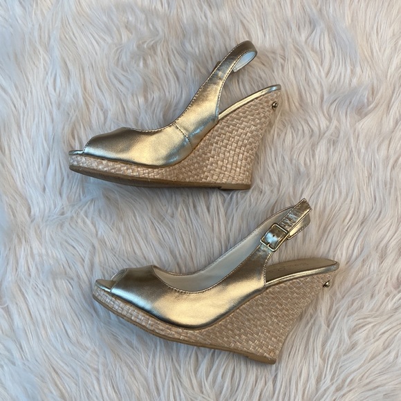 Lilly Pulitzer Kristin Slingback Wedge Sandal in Gold Metallic Leather, Size 6M - Picture 8 of 17